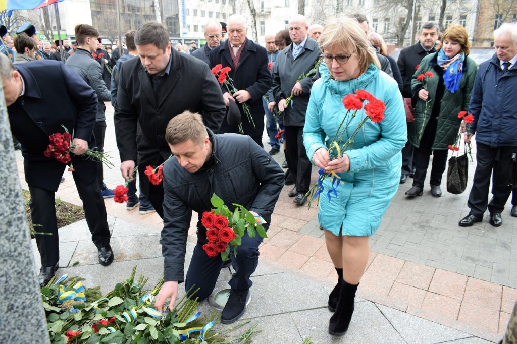 1 20190322 GU 75vyzvol Vinn 1024x682 - З нагоди 75-ї річниці визволення Вінниччини та м. Вінниці від нацистських загарбників  вшанували пам’ять загиблих героїв АТО