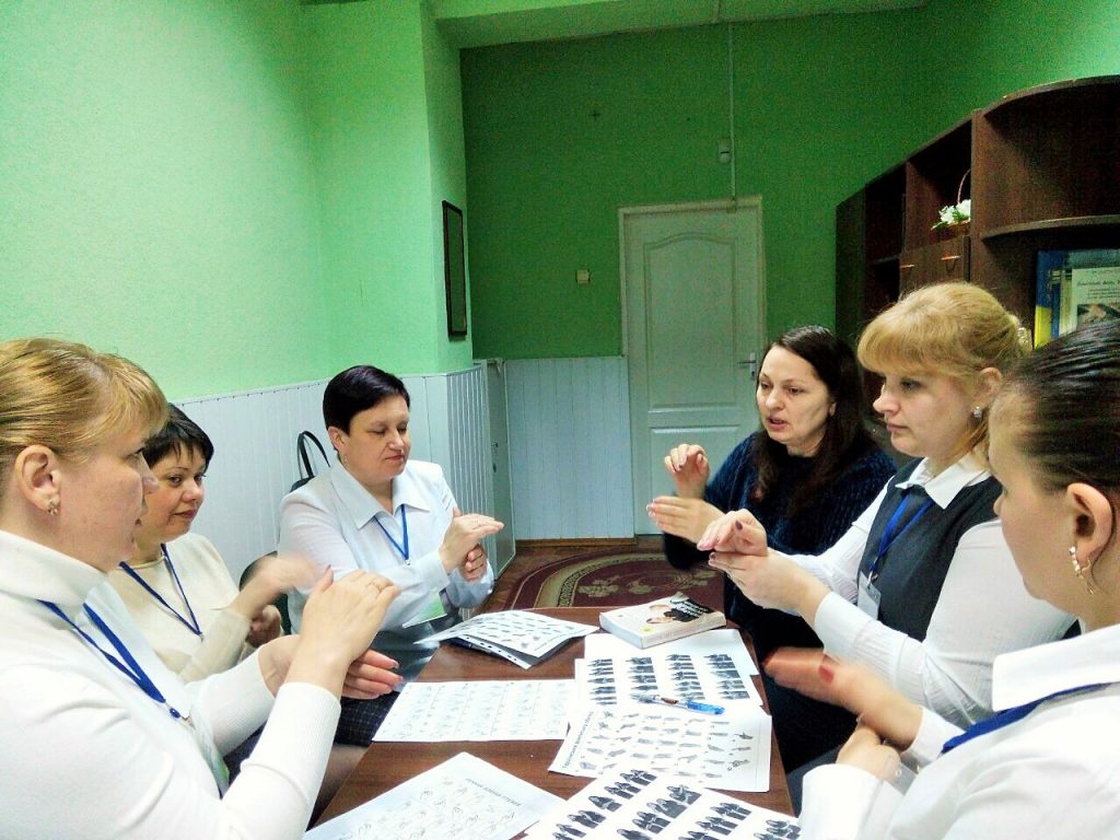 MogPod mova zhestiv0 1024x768 - Працівники Пенсійного фонду опановують жестову мову