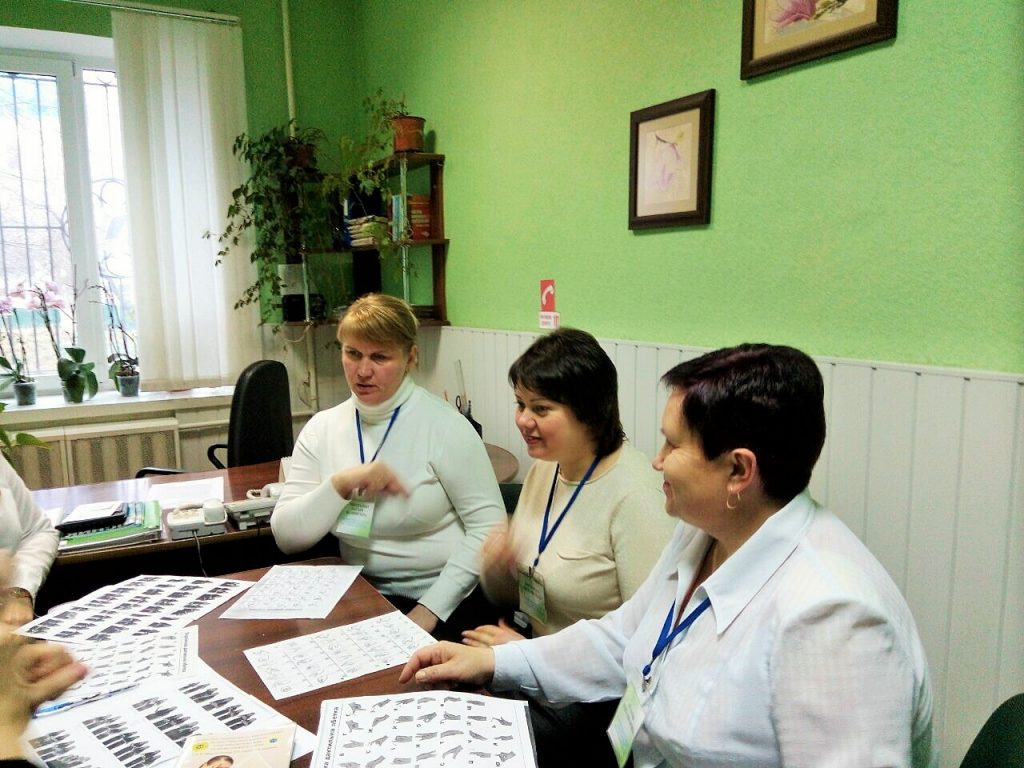 MogPod mova zhestiv2 1024x768 - Працівники Пенсійного фонду опановують жестову мову