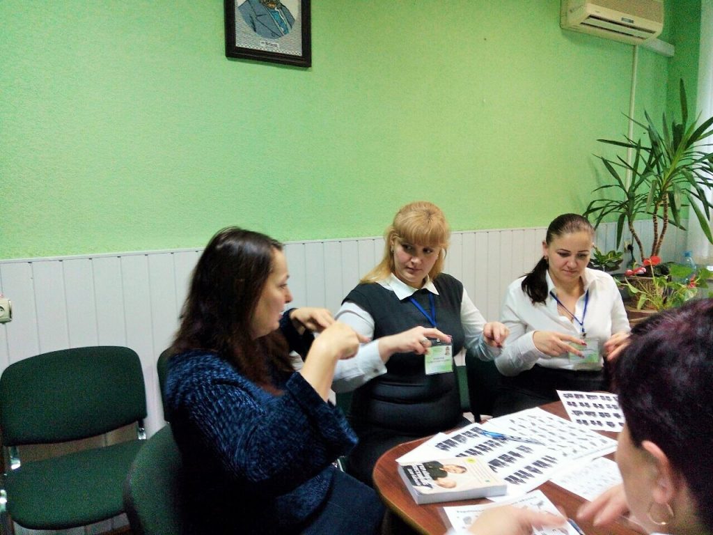 MogPod mova zhestiv3 1024x768 - Працівники Пенсійного фонду опановують жестову мову