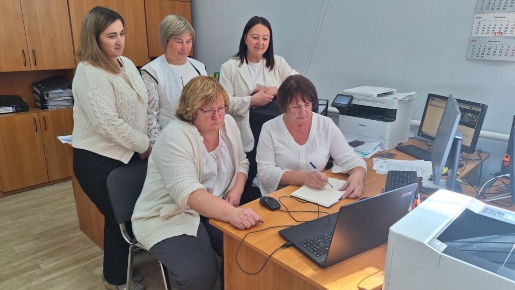 Для фахівців відділів обслуговування громадян Головного управління ПФУ у Київській області проведено навчання з основ жестової мови IMG 7710 1024x576 - Для фахівців відділів обслуговування громадян Головного управління ПФУ у Київській області проведено навчання з основ жестової мови