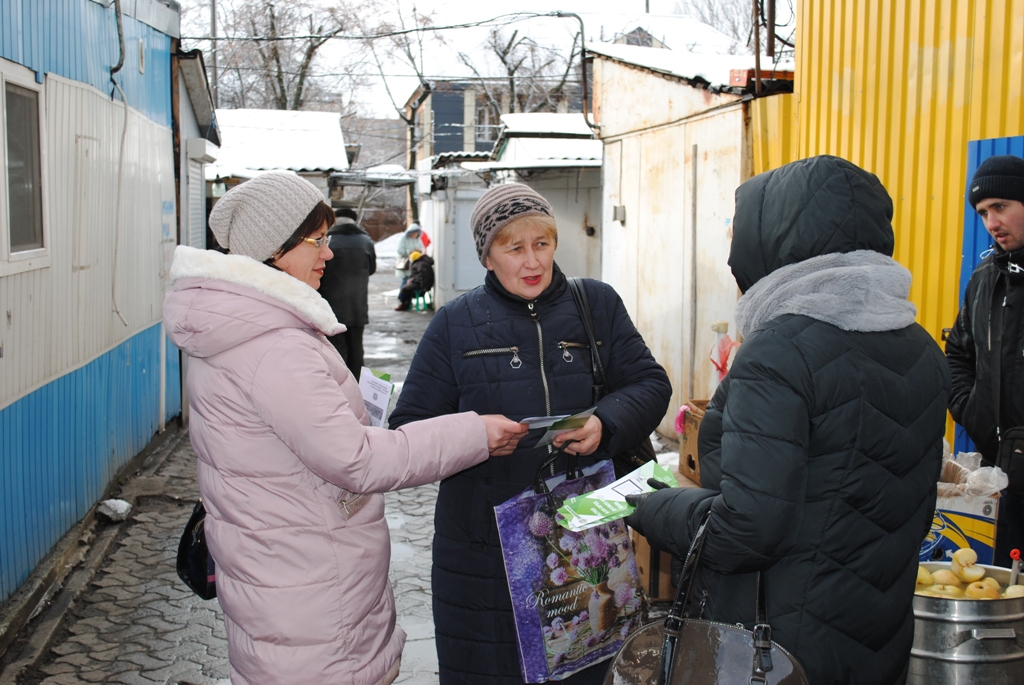 DSC 1230 5 - &laquo;Твоя праця заслуговує на те, щоб бути легальною!&raquo; &ndash;&nbsp;наголошували сьогодні під час флешмобу пенсійники Черкащини
