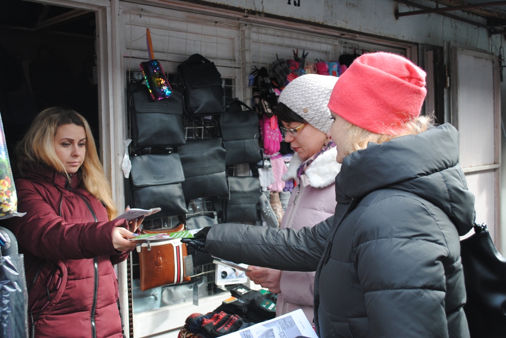 DSC 1234 6 - &laquo;Твоя праця заслуговує на те, щоб бути легальною!&raquo; &ndash;&nbsp;наголошували сьогодні під час флешмобу пенсійники Черкащини