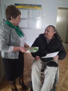 180219 dol foto2 225x300 - Долинський район: громадянам з інвалідністю – якісні умови в обслуговуванні та сприяння максимальній поінформованості