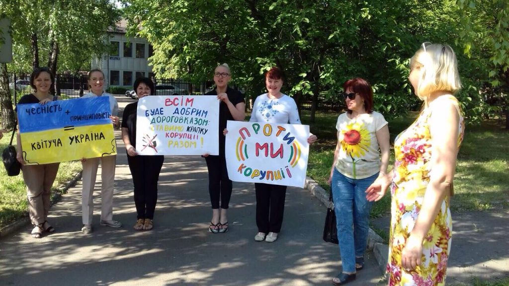 1 1024x576 - Дніпропетровщиною прокотився масовий флеш-моб «Ми проти корупції»