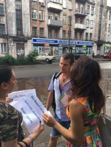 image 11 180717 3 226x300 - Спеціалісти Головного управління Фонду області проводили роз'яснювальну роботу серед перехожих в м. Кам'янське