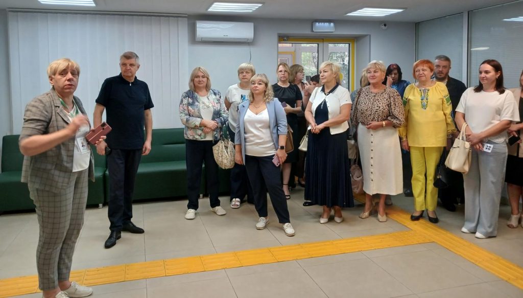 Створюємо безбар’єрні умови у сервісних центрах 2 20260827 135904 1024x583 - Створюємо безбар’єрні умови у сервісних центрах