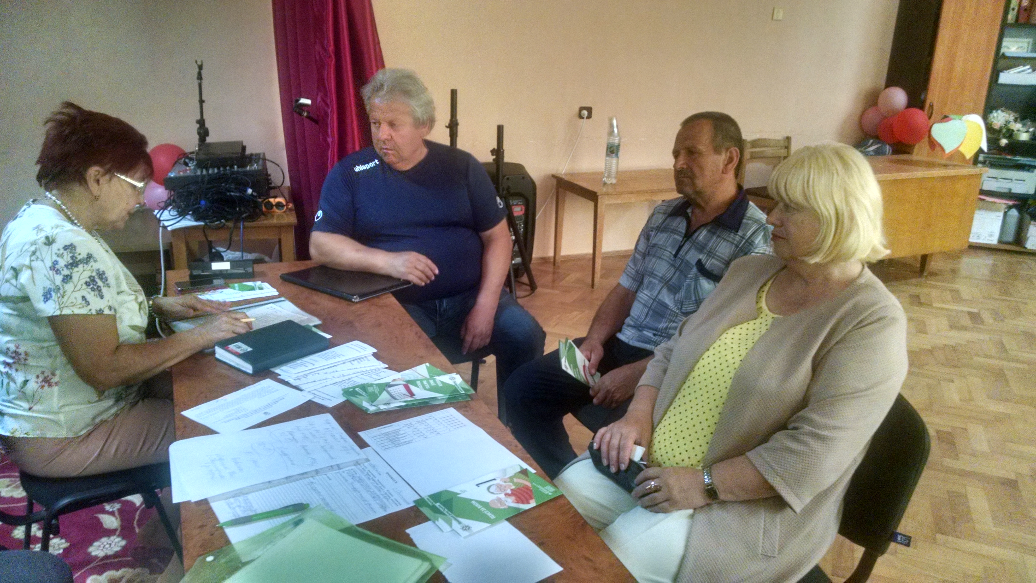 IMG 20180608 105528 1 - КЕРІВНИЦТВО УЖГОРОДСЬКОГО ОБ’ЄДНАНОГО УПРАВЛІННЯ ЧЕРЕЗ ОСОБИСТЕ СПІЛКУВАННЯ З ГРОМАДЯНАМИ РОЗ’ЯСНЮЄ ПЕНСІЙНЕ ЗАКОНОДАВСТВО