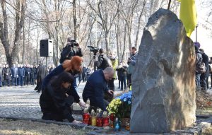 foto Nebesna sotnya 2 300x191 - ЗАКАРПАТСЬКІ ПЕНСІЙНИКИ ВШАНУВАЛИ ПАМ'ЯТЬ  ГЕРОЇВ НЕБЕСНОЇ СОТНІ