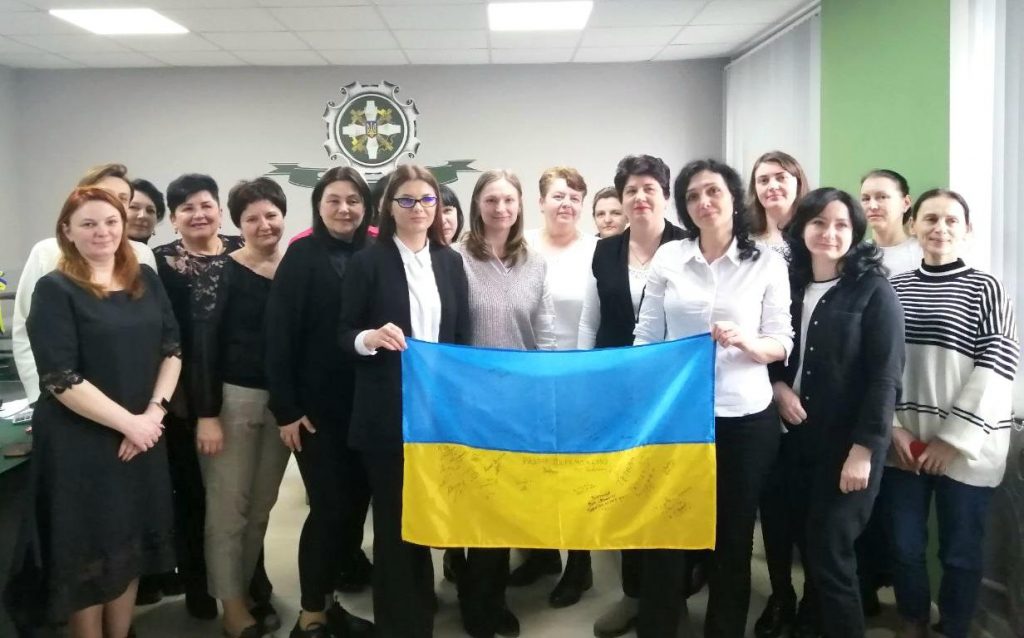 IMG 20240314 092617 380 1 1024x638 - На знак подяки військові передали пенсійникам прапор з фронту