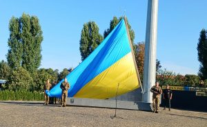 20240823 090236 300x184 - В Ужгороді Державний Прапор підняв син загиблого Захисника