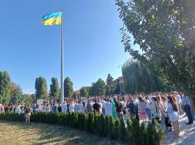 20240823 090835 1 280x208 - В Ужгороді Державний Прапор підняв син загиблого Захисника