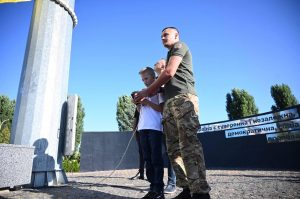 IMG 20240823 104148 292 300x199 - В Ужгороді Державний Прапор підняв син загиблого Захисника