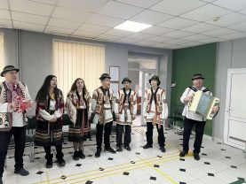 kolyada Hust 1 277x208 - Колядники завітали до хустських пенсійників