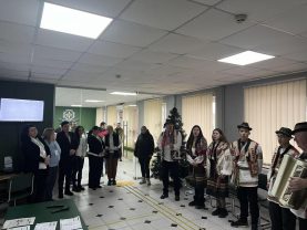 kolyada Hust 2 277x208 - Колядники завітали до хустських пенсійників