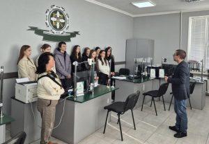 Від теорії до практики: навчальний візит студентів фахового коледжу до Виноградівського сервісного центру 3 koledzh 300x208 - Від теорії до практики: навчальний візит студентів фахового коледжу до Виноградівського сервісного центру