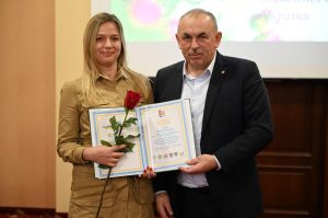 Закарпатських пенсійників відзначили з нагоди Дня працівника соціальної сфери 4 2 300x199 - Закарпатських пенсійників відзначили з нагоди Дня працівника соціальної сфери