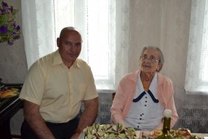 01 6 300x200 - Фахівці головного управління Фонду  привітали  із поважною датою  жительку м. Херсона