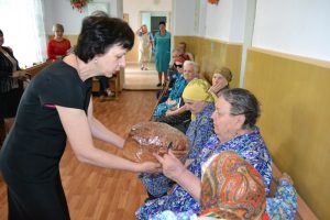 04 300x200 - Фахівці Бериславського сервісного центру відвідали  мешканців Зміївського будинку-інтернату