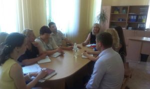 81 zasidannya kruglogo stolu 300x179 - Засідання круглого столу з представниками територіальних відділів  Державної виконавчої служби відбулось у Покровську