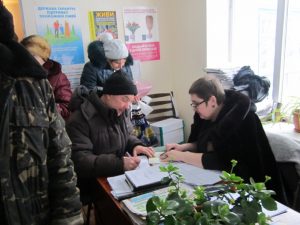 osobystyj pryjom 1 300x225 - Пенсійники відповіли на актуальні питання громадян під час виїзду до Рогівської сільської ради Новопсковського району