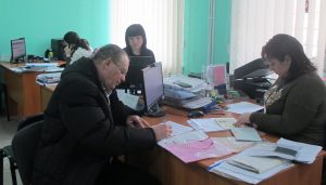 IMG 2877 300x171 - Пенсійники роз’яснили відвідувачам управління в Станично-Луганському районі переваги електронного пенсійного посвідчення