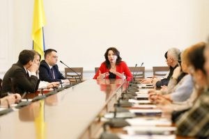 ОЛЕНА БОЙКО ВЗЯЛА УЧАСТЬ У ЗАСІДАННІ РАДИ З ПИТАНЬ ВНУТРІШНЬО ПЕРЕМІЩЕНИХ ОСІБ ПРИ КМДА IMG 3321 300x200 - ОЛЕНА БОЙКО ВЗЯЛА УЧАСТЬ У ЗАСІДАННІ РАДИ З ПИТАНЬ ВНУТРІШНЬО ПЕРЕМІЩЕНИХ ОСІБ ПРИ КМДА