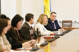 ОЛЕНА БОЙКО ВЗЯЛА УЧАСТЬ У ЗАСІДАННІ РАДИ З ПИТАНЬ ВНУТРІШНЬО ПЕРЕМІЩЕНИХ ОСІБ ПРИ КМДА IMG 3350 300x200 - ОЛЕНА БОЙКО ВЗЯЛА УЧАСТЬ У ЗАСІДАННІ РАДИ З ПИТАНЬ ВНУТРІШНЬО ПЕРЕМІЩЕНИХ ОСІБ ПРИ КМДА