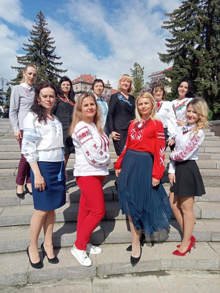 IMG20210520161425 1 768x1024 - Волинські пенсійники відсвяткували День вишиванки