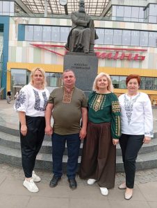 18 226x300 - З вишиванкою в серці!