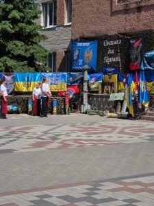 Підтримуємо ЗСУ та консультуємо громадян: активна участь фахівців Головного управління у благодійному ярмарку 3 7 225x300 - Підтримуємо ЗСУ та консультуємо громадян: активна участь фахівців Головного управління у благодійному ярмарку