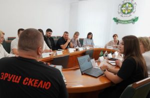 Створюємо безбар’єрний простір: у Головному управлінні обговорили результати перевірки доступності сервісних центрів 4 5 300x196 - Створюємо безбар’єрний простір: у Головному управлінні обговорили результати перевірки доступності сервісних центрів