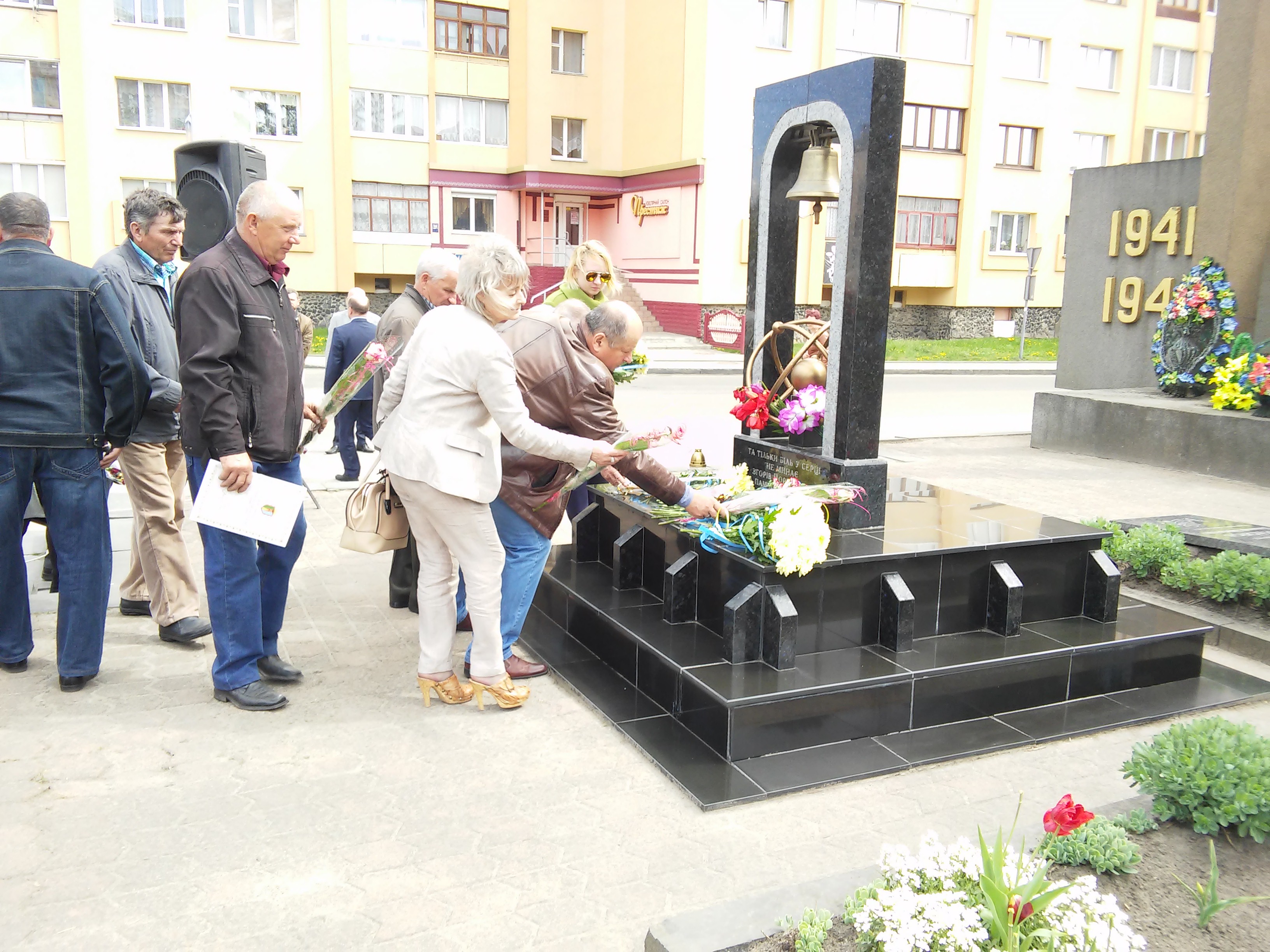 Kostop - Покладання квітів біля пам’ятного знаку ліквідаторам аварії на Чорнобильській АЕС в Костопільському районі