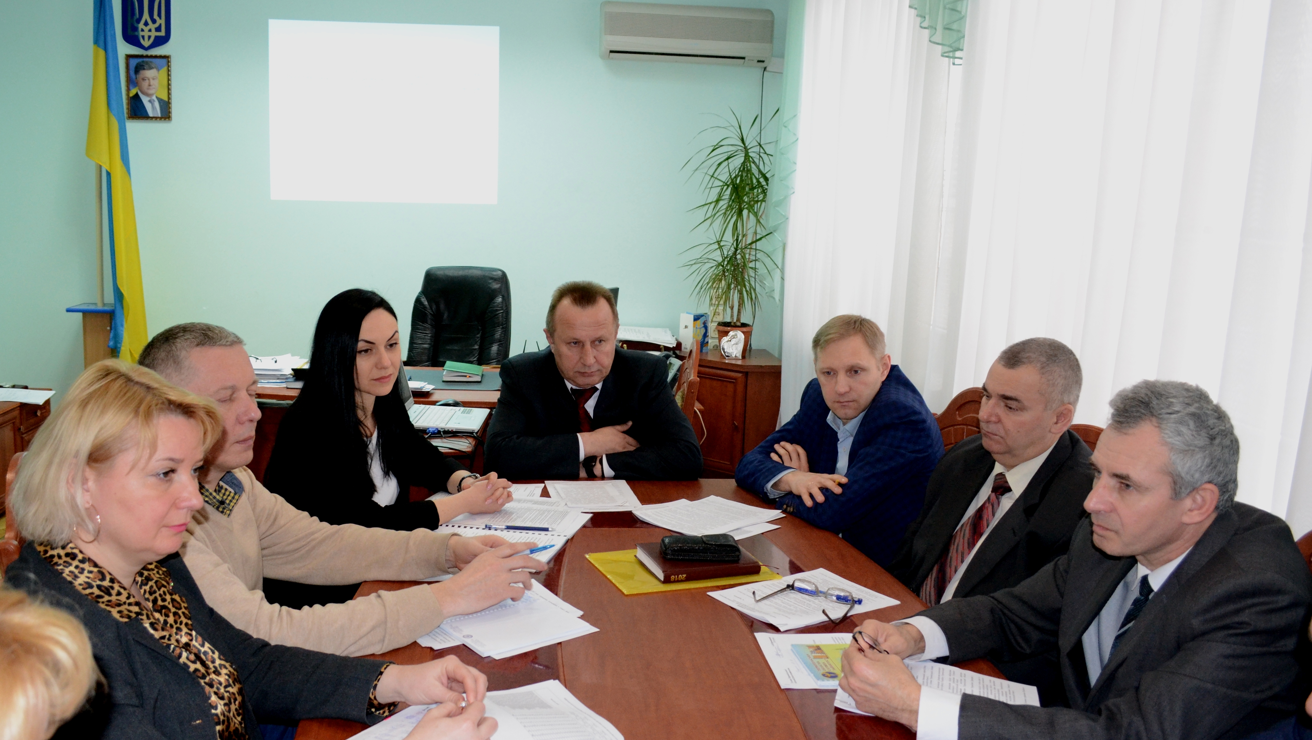 kruglyj stil - Про легалізацію доходів – на засіданні "круглого столу"