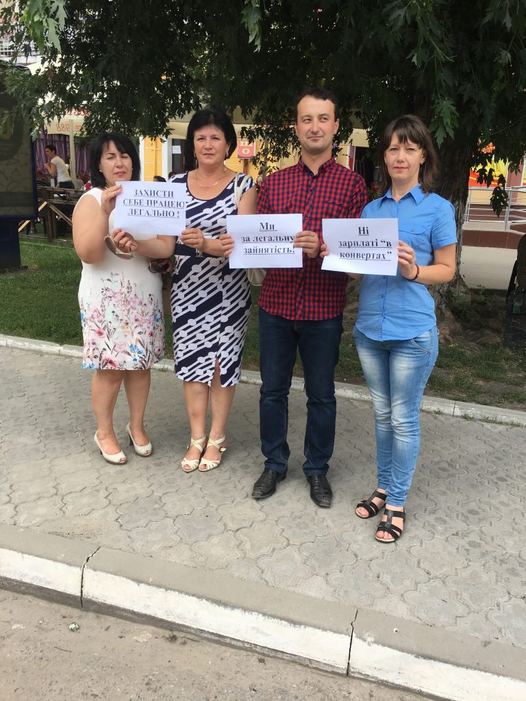Berezhany fleshmob 768x1024 - На Бережанщині провели флешмоб на тему: «Легалізація заробітної плати — основа стабільного майбутнього»