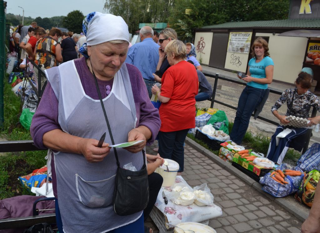 fleshmob 008 1024x746 - Пенсійники Тернопільщини провели флешмоб під гаслами «Ми – за легальну зайнятість!»