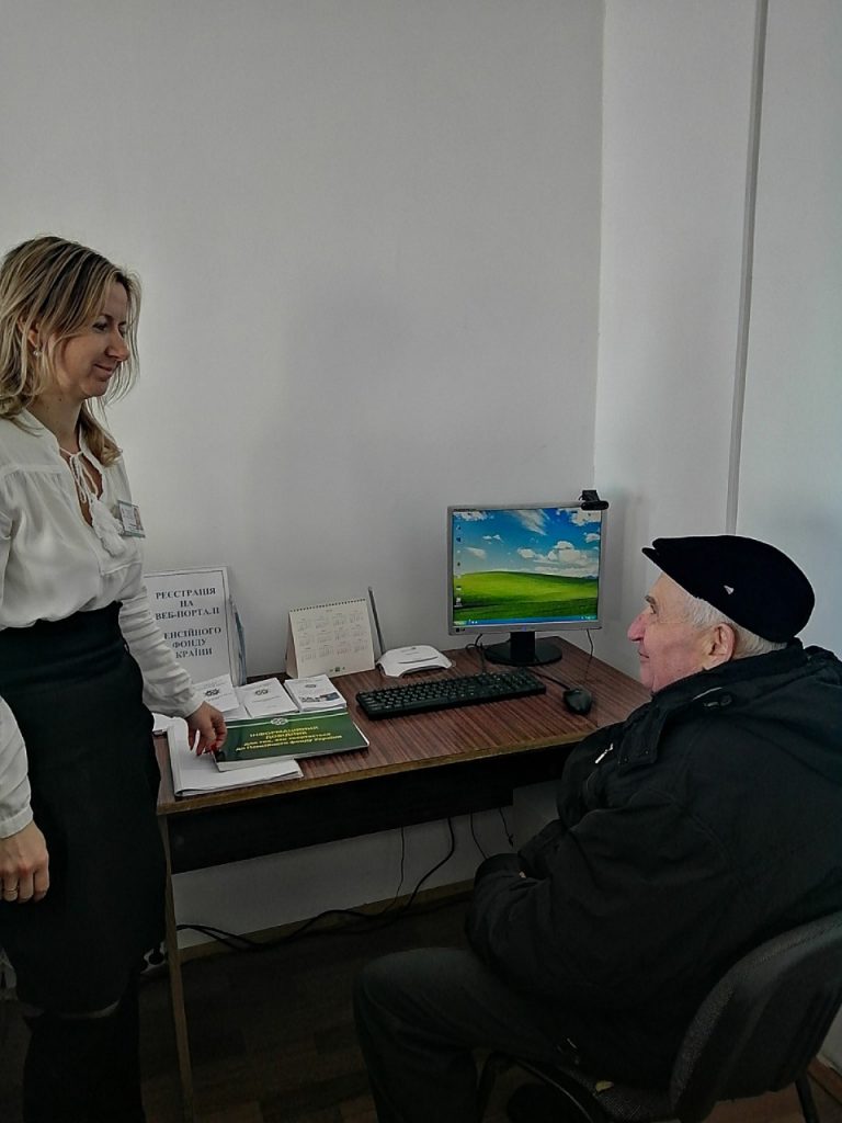 IMG 7ae3f4e930c1bdef3ce1a668f3250091 V 768x1024 - Представники пенсійної служби проводять Дні відкритих дверей