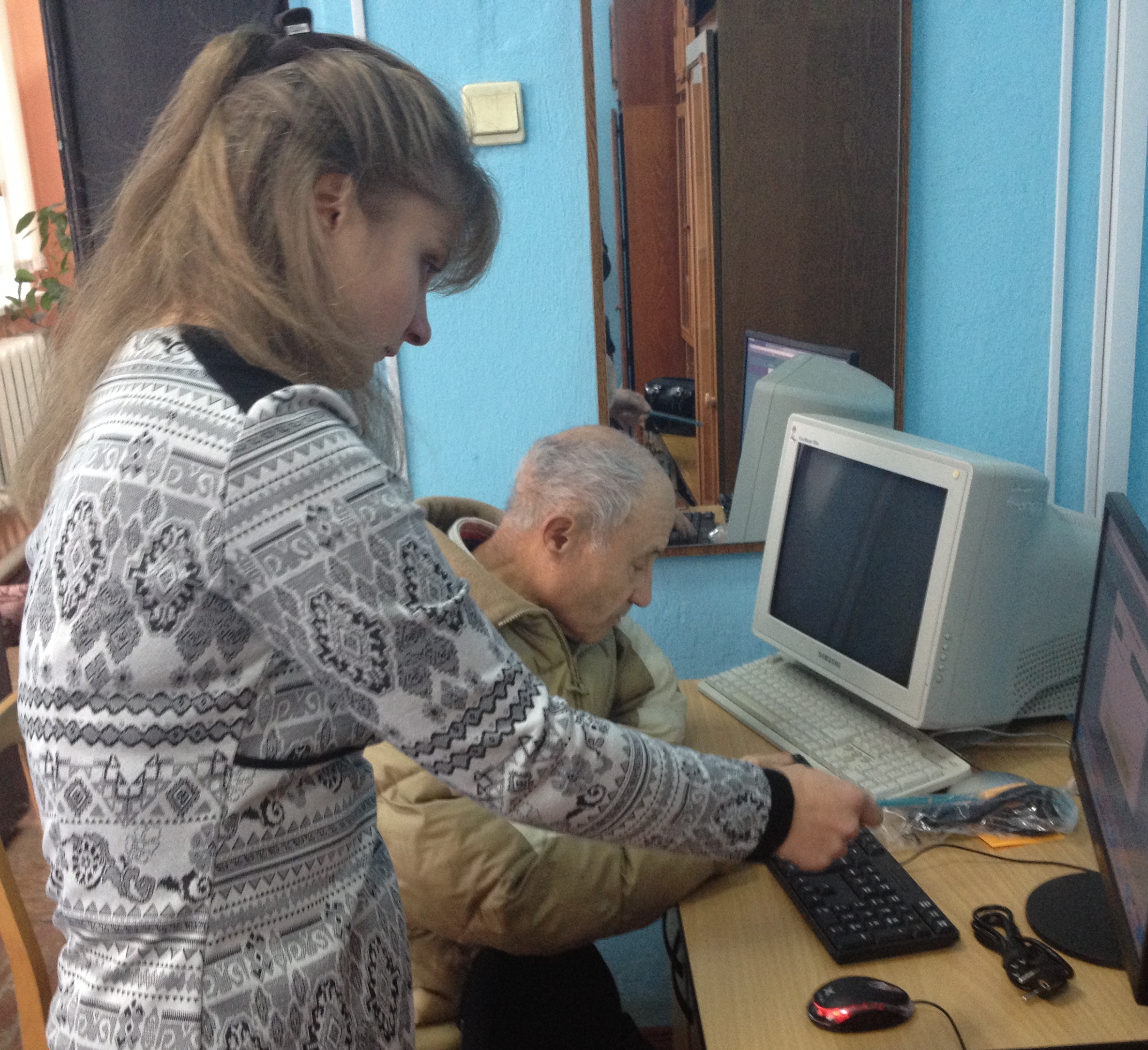 02 hot navchannya - Буковинців навчають опановувати сучасні технології та допомагають зареєструватися на веб-порталі Фонду