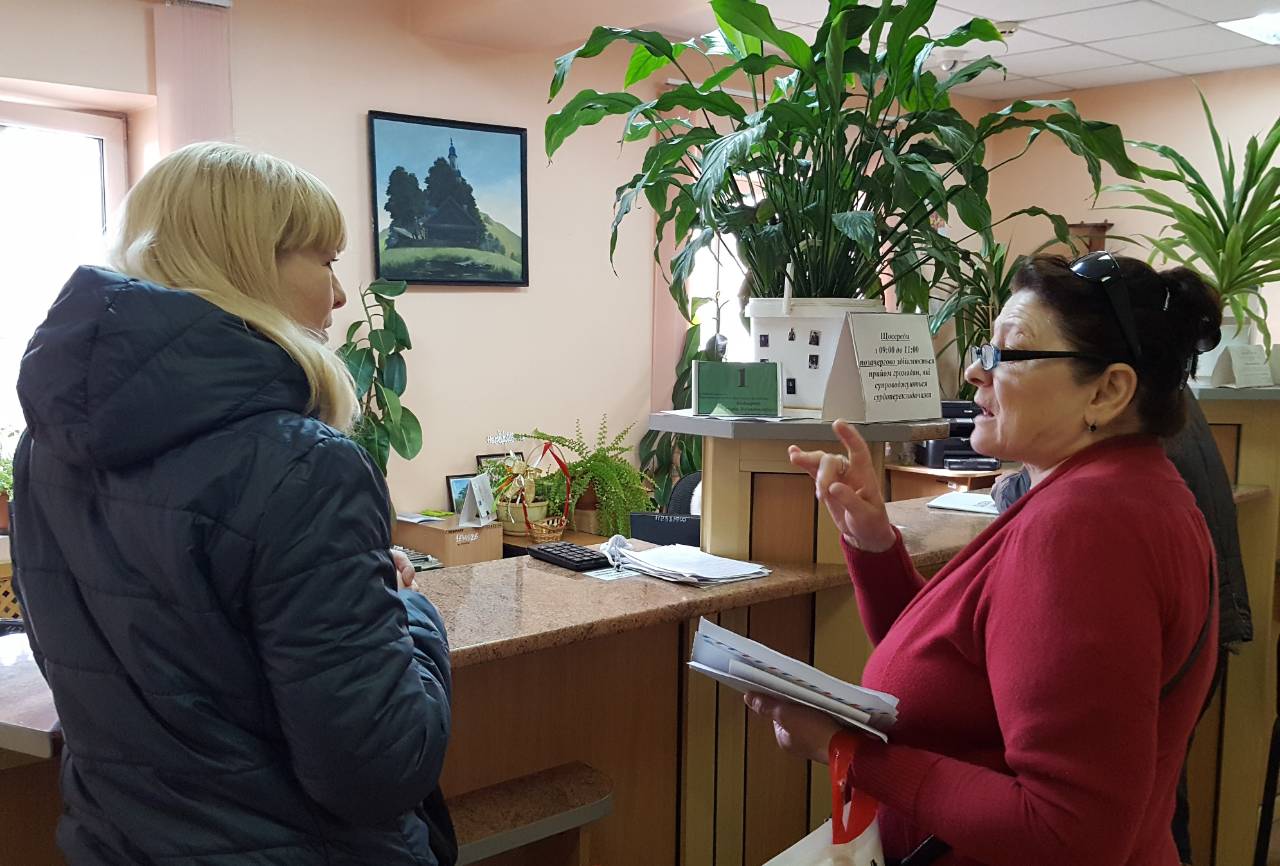 surdoperekladach 1 - Пенсійники Буковини надають консультації людям з порушеннями слуху у супроводі сурдоперекладача