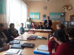 Kretsu osvityany 300x225 - Пенсійники розповідають студентам і освітянам про важливість офіційного працевлаштування