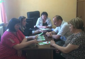 Gertsa Putyla TSNAP Hotyn TSRL trud kol 4 300x207 - Пенсійники надають роз’яснення питань пенсійного забезпечення на зустрічах із трудовими колективами