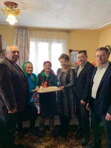 IMG 1096e7c6cd759c8dd7f32c0d8fc779e5 V 225x300 - Буковинські пенсійники привітали мешканку Вижниччини зі 105-річним ювілеєм