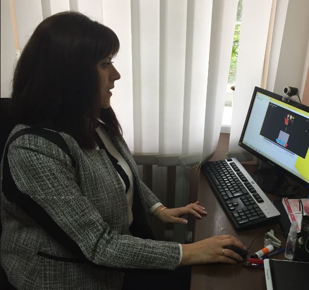Snymok - Прояв турботи та поваги: пенсійники надають консультації буковинцям дистанційно