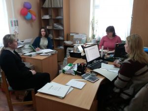 Kelm subsydiyi 300x225 - Пенсійники Кельменеччини обговорили з представниками управління соцзахисту шляхи роз’яснення населенню порядку виплати субсидійних коштів