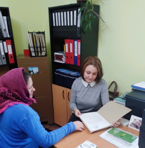 Nov vyizd2 295x300 - Представники Фонду здійснюють виїзні прийоми до буковинців
