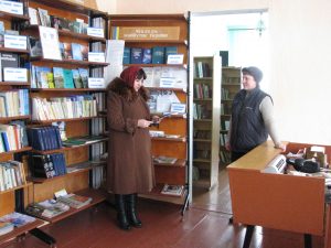 Kelm BIBLIOTEKA 300x225 - Пенсійники Кельменеччини надали роз’яснення питань пенсійного забезпечення працівникам та відвідувачам Нелиповецької бібліотеки
