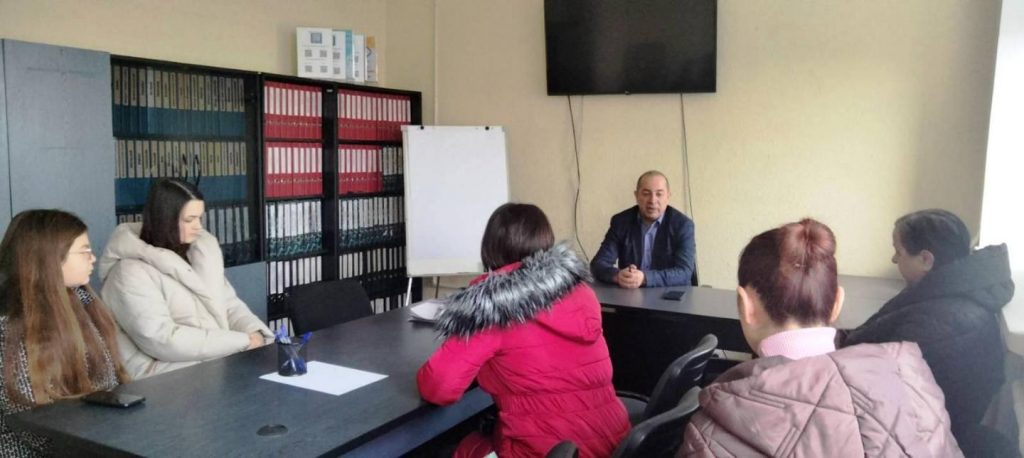 foto 27022026 1024x458 - У Новоселиці провели інформаційну зустріч із тимчасово безробітними