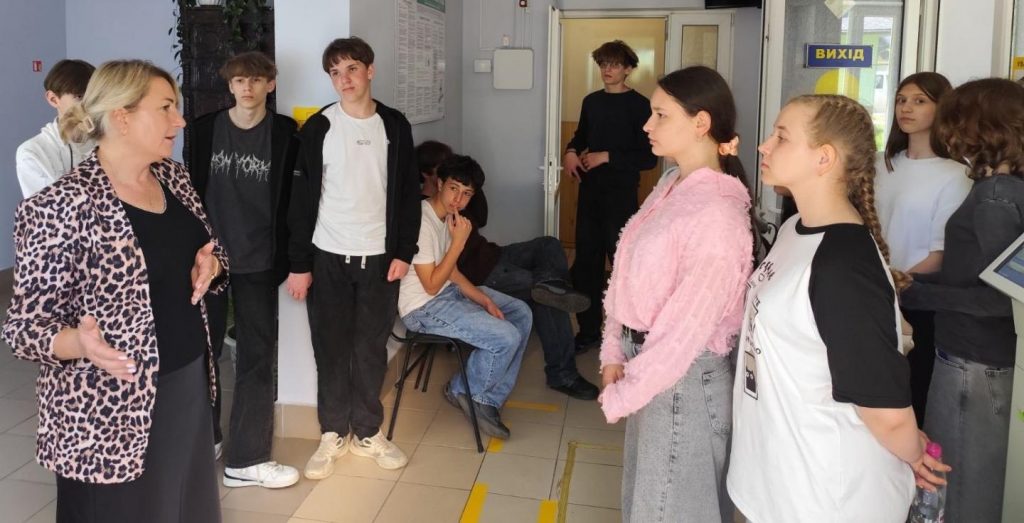 Учні Глибоцького ліцею ознайомилися із специфікою роботи та сучасними сервісами Пенсійного фонду України 0 02 05 671cb81b4bb5c7ed0cbdac64dbbd90b5dd81e2f1e15cfc4e08fa4a50fb3e1917 38b63543a0f8fde2 1024x523 - Учні Глибоцького ліцею ознайомилися із специфікою роботи та сучасними сервісами Пенсійного фонду України