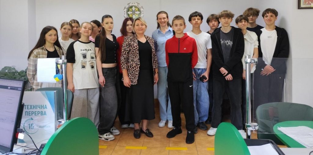 Учні Глибоцького ліцею ознайомилися із специфікою роботи та сучасними сервісами Пенсійного фонду України 0 02 05 76225f594f4c1db79e0591b6a94e7a5f6ed418a94c3eabd4a4ef694fd339aae7 b4aad921a1fbfc7f 1024x508 - Учні Глибоцького ліцею ознайомилися із специфікою роботи та сучасними сервісами Пенсійного фонду України