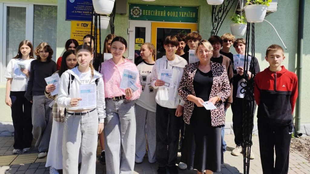 Учні Глибоцького ліцею ознайомилися із специфікою роботи та сучасними сервісами Пенсійного фонду України 0 02 05 a027c952eca4ce6c072e51451ccff52f04fbcc2cb345e97291e7eb723f4fab07 9911c14c0b622a0b 1024x577 - Учні Глибоцького ліцею ознайомилися із специфікою роботи та сучасними сервісами Пенсійного фонду України